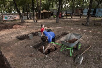 «Пока не найдем — будем копать»: в Благовещенске археологи ищут могилы у Шадринского собора