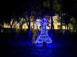 В Благовещенске в сквере ЦЭВ подсветили два десятка танцующих фигур