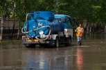 В Благовещенске после ливня откачивают воду с улиц