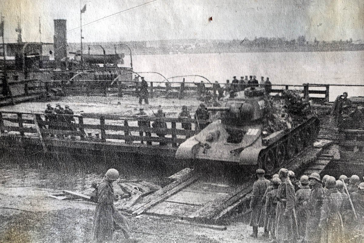 Переправа 258-й отдельной танковой бригады в китайский город Сахалян (сейчас — Хэйхэ).