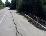 В селе Верхнеблаговещенском после ливней начал разрушаться мост