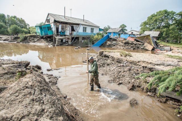 Сметы на снос 327 аварийных домов подтопленцев рассчитывают в Амурской области / Во сколько обойдется региональному и муниципальным бюджетам снос 327 домов, которые были признаны аварийными и непригодными для проживания из-за наводнения в прошлом году, сейчас выясняет минимущество Приамурья. Ликвидировать здания нужно в пяти районах: 19 в Благовещенске, 229 — в Мазановском районе, 77 — в Селемджинском и 2 — в Свободненском.