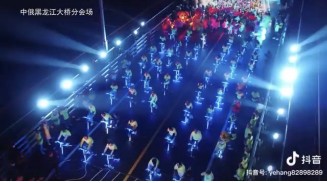 中国人用自己的能量照亮了阿穆尔河上的这座桥(视频)/昨晚,9月4日,黑河居民在阿穆尔河上的国际大桥上进行了一场明亮而运动的表演。一百多名各个年龄段的中国人都开始按命令骑上专用健身车。以这种方式产生的能量照亮了桥梁的中国部分,当运动员“到达”终点线时,阿穆尔河上空燃起了明亮的烟火。