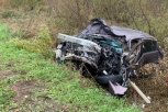 На амурской трассе Nissan Tiida въехала в бензовоз