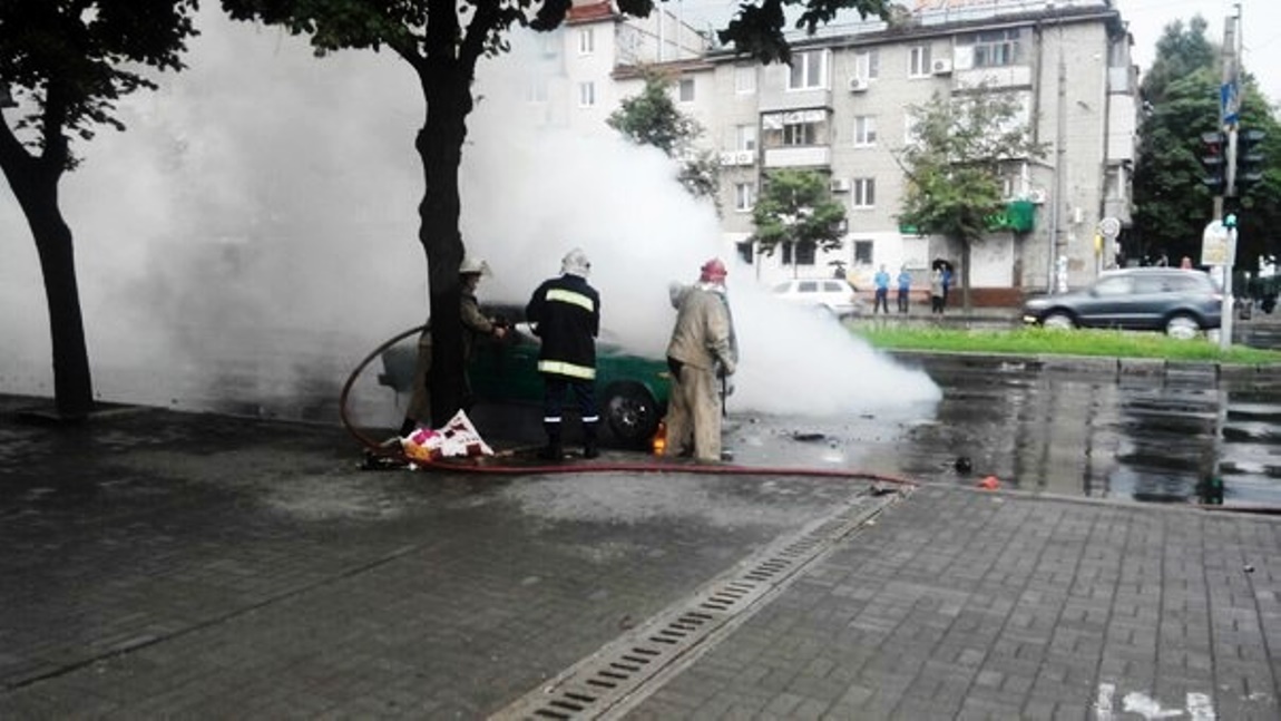 На дороге возле дома в Белогорске сгорели «Жигули» / Автомобиль отечественного производства пришлось тушить пожарным Белогорска ранним утром 23 сентября. Предварительная причина пожара — поджог.