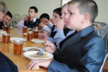 Василий Орлов предложил разработать единое меню для школьников и открывать школьные кафе
