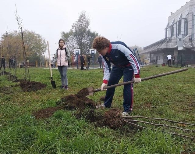 “教师胡同”出现在布拉戈维申斯克/老师,布拉戈维申斯克国立教育大学(BSPU)的学生和过去几年大学的毕业生在社会文化中心(OKTs)附近种植了45棵核桃,山灰和白杨树。随着10月10日星期六创建“教师胡同”,在阿穆尔首都开始了大规模的“银行之城”行动。今年,全市范围的Subbotnik更改了格式。