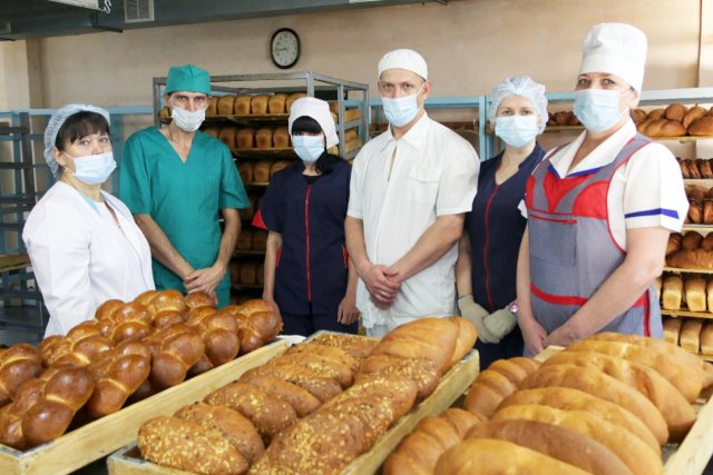 健康而美味的面包屑:AmSU的食品加工厂将面包与活酵母一起烘烤/营养学家早就消除了有关烘焙产品危险的神话。今天,我们强烈建议您吃“健康面包”,其中包含最少量的快速碳水化合物。专家认为,用活酵母制成的面包是如此健康和有用。自远古时代起,烘焙师就使用它,当时改良剂和人造添加剂并不像今天那样普遍。阿穆尔州立大学联合收割机的面包房也掌握了用活面团制作面包的过程。他们还烤出充满阿穆尔浆果和郁郁葱葱的面包的香包子,象征着幸福,繁荣和充实。