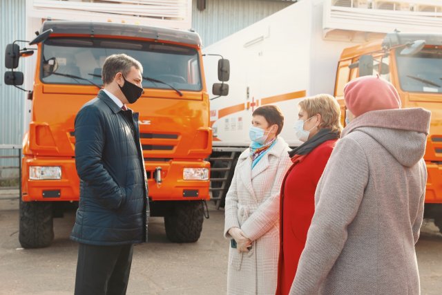 Василий Орлов: «Мобильные медкомплексы предназначены для помощи жителям отдаленных сел» / Пять мобильных диагностических комплексов переданы в медицинские учреждения Амурской области. Уникальные больницы на колесах прибыли в регион впервые. «Они предназначены для пяти муниципальных образований: Селемджинского, Тындинского, Зейского, Магдагачинского и Архаринского районов — самых удаленных районов, с большими расстояниями, с плохими дорогами. Их задача — оказывать помощь жителям малых сел», — подчеркнул губернатор Василий Орлов. Всего в этом году регион получит 16 мобильных медицинских комплексов.