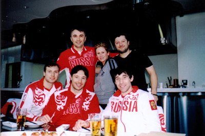 Амир Галлямов с женой Татьяной и российскими хоккеистами.