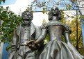 Памятник Пушкину и Натали на Арбате, напротив дома, где они были счастливы.