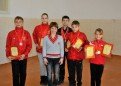 Медалисты мирового первенства со своим тренером: слева направо Денис Загибалов, Александра Саковская