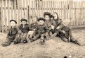 Дети послевоенных лет, 1955 год. Раиса Коломеец — в шапочке с бантиком.