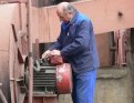 Электрик Алексей Кавешников отключает двигатель дымососа для начала профилактических работ на котель