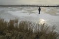 Безопасным для прогулок считается лед толщиной не менее 7 сантиметров, а для рыбалки — 15 см.