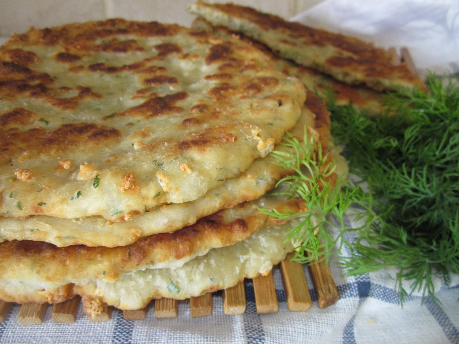 Лепешки с луком и сыром