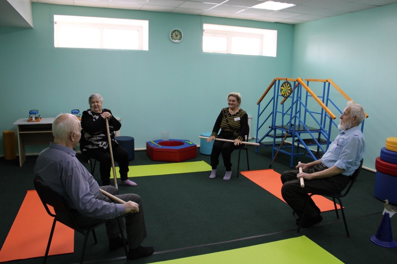 Здесь пожилые и инвалиды занимаются творчеством и физкультурой, общаются с психологом и друг с другом. Фото: администрация г. Зеи.