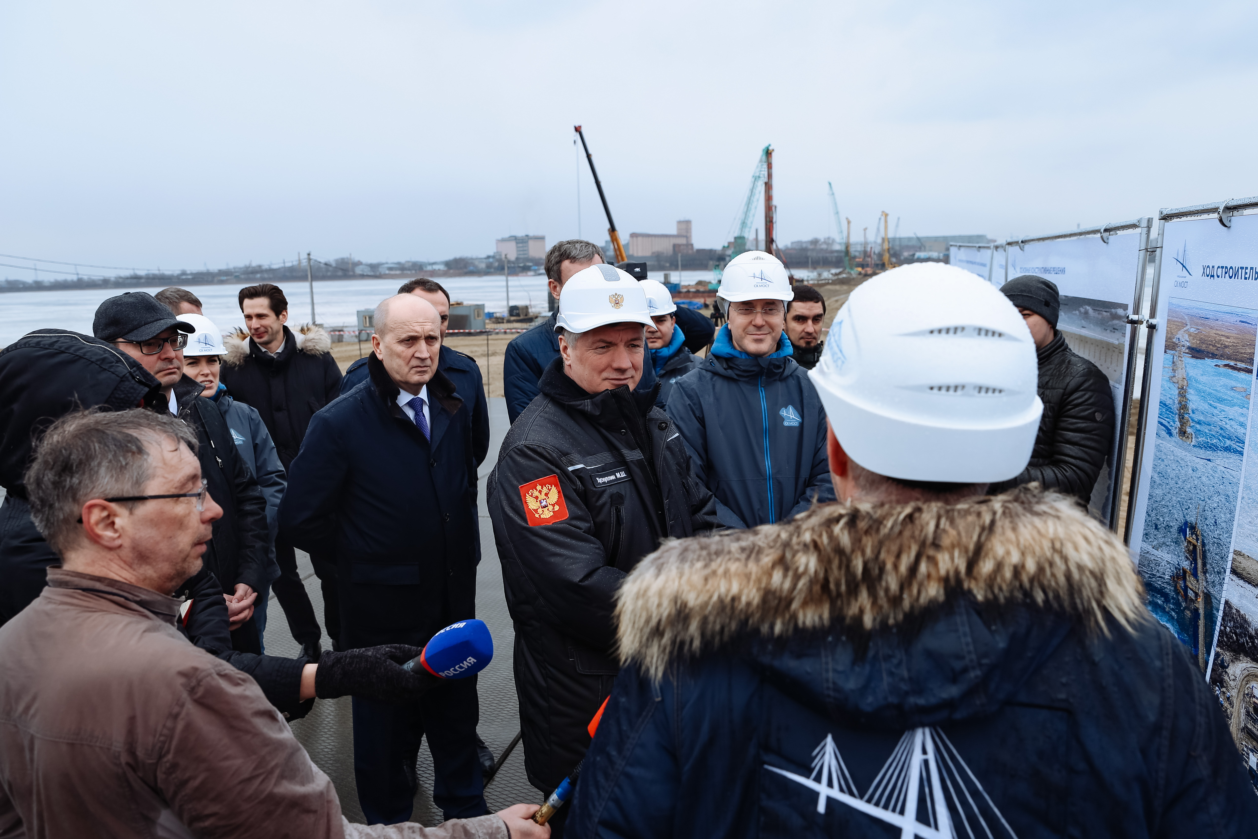 Благовещенск последние новости. СК мост Благовещенск. Хуснуллин Марат Благовещенск. Давыдов Эдуард мост. СК мост Зея.