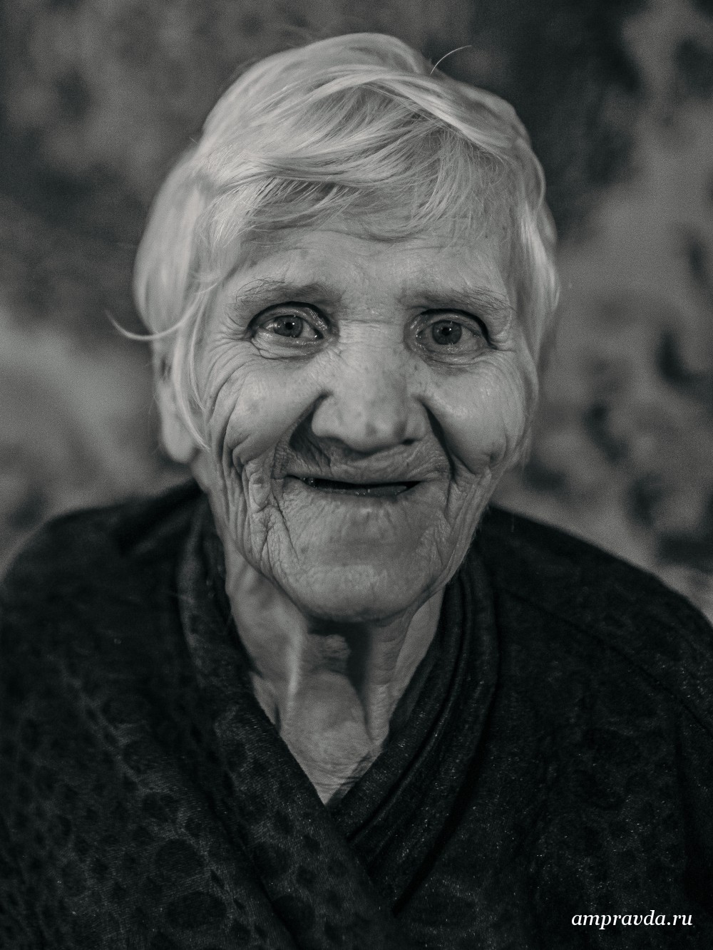 Сморщенная старушечья а глазки. Родные лица. Бабушка взгляд ярости. Донецк, старушка, глаза фото-арт.