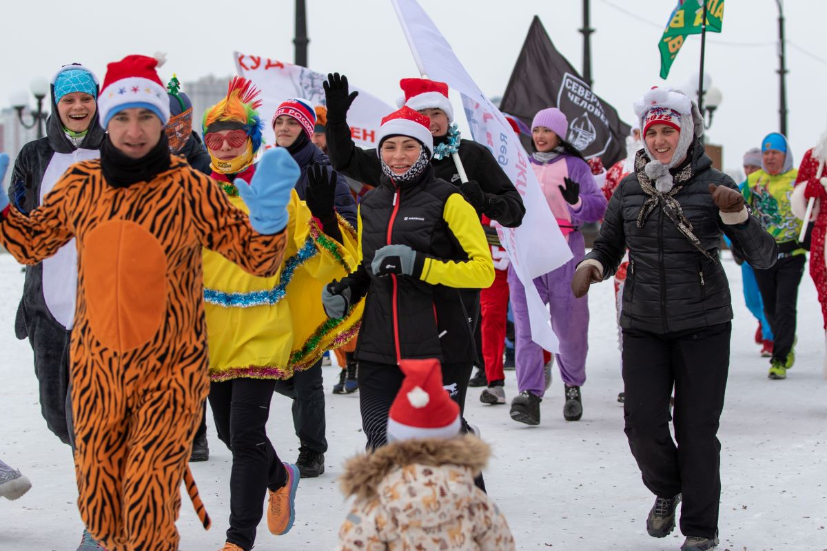 Любители бега в карнавальных костюмах вновь устроили массовый забег по набережной реки Амур. Фото: Александр Ефимов