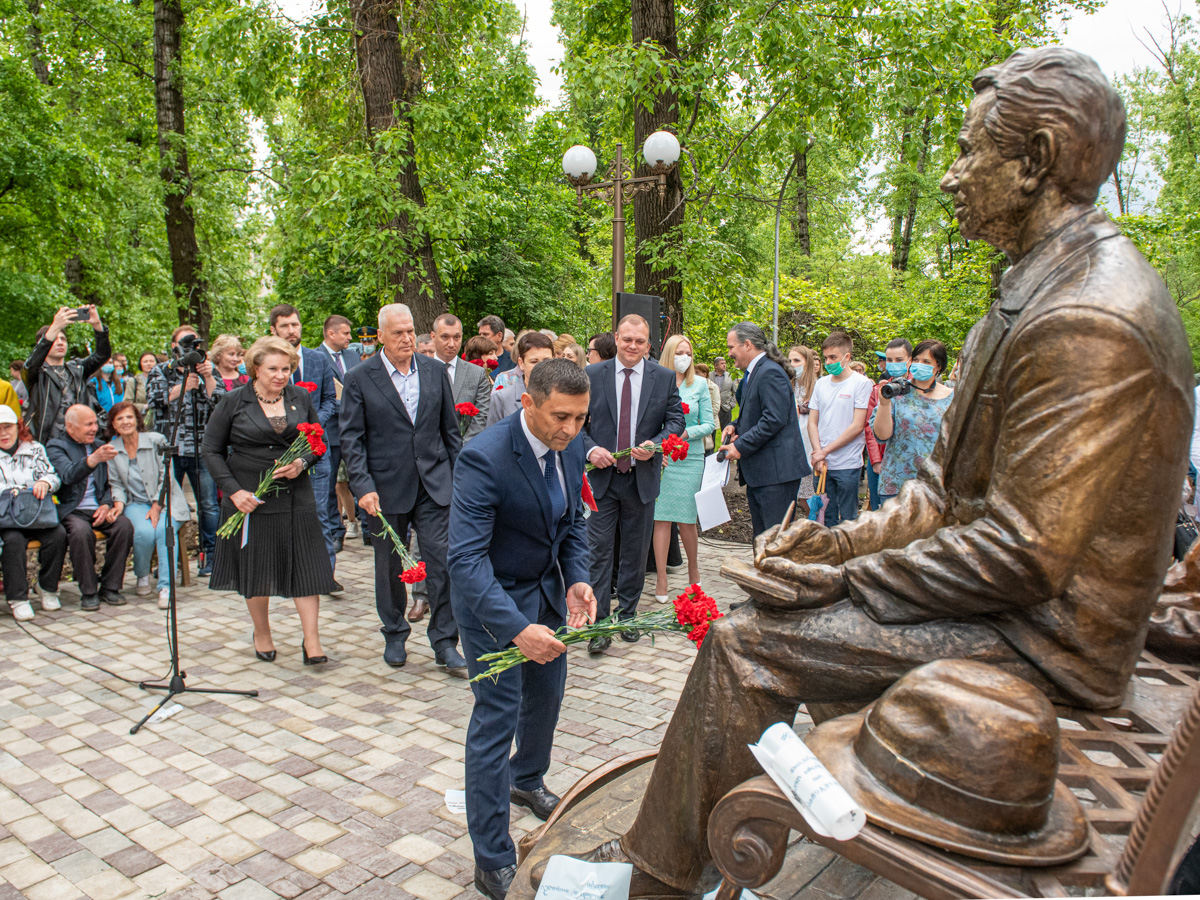 Поэт в белом халате: в Благовещенске открыли памятник знаменитому врачу  Олегу Маслову — Амурская правда, новости Благовещенска и Амурской области