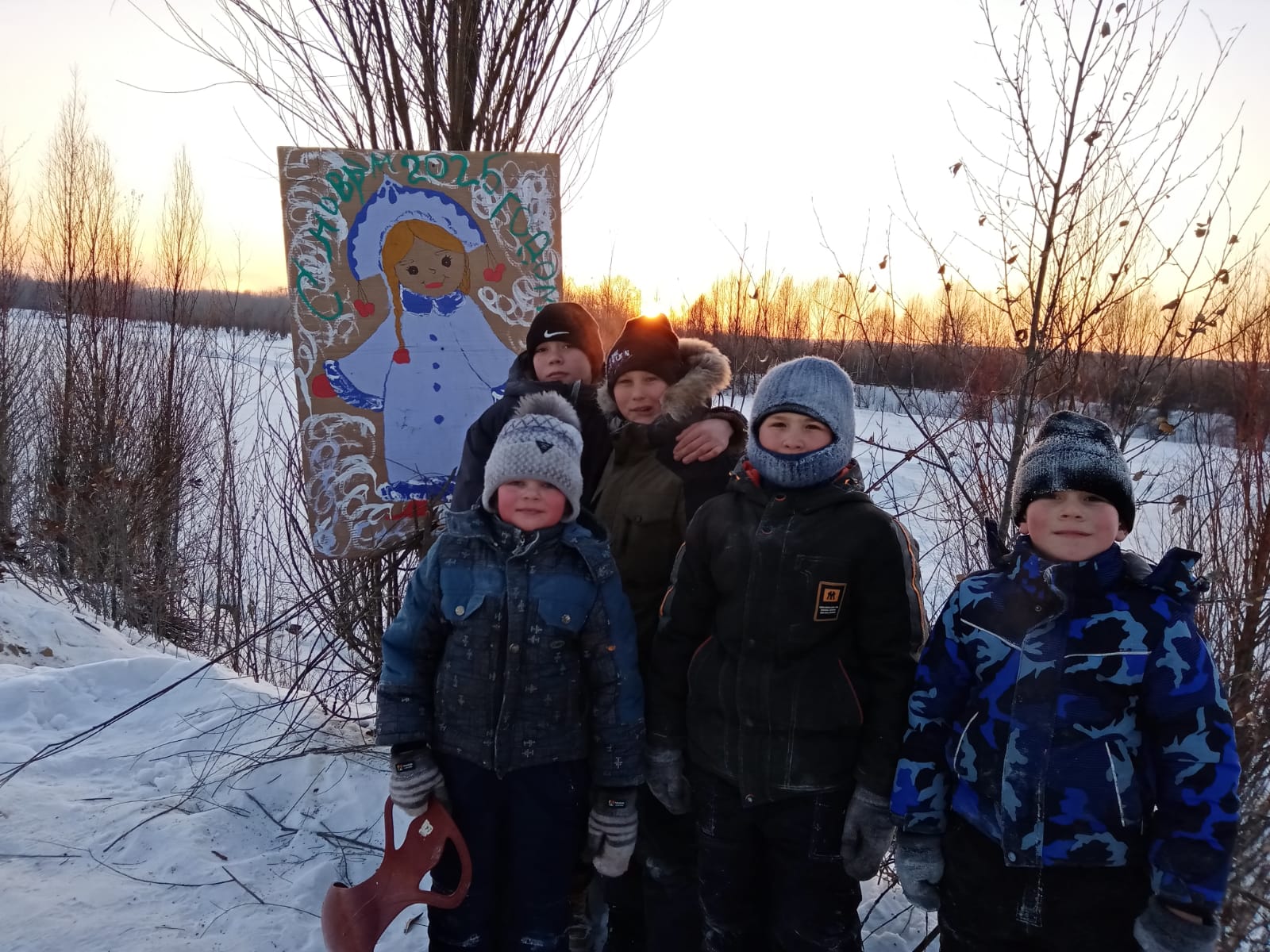 Новогоднее настроение для земляков помогали создавать ребятишки. Фото: Светланы Яценко