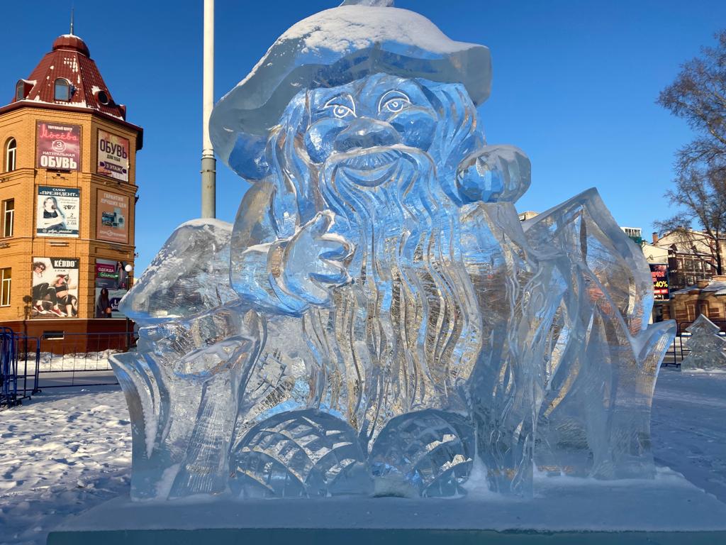 Хабаровские специалисты вырезали ледовые фигуры для городка Белогорска