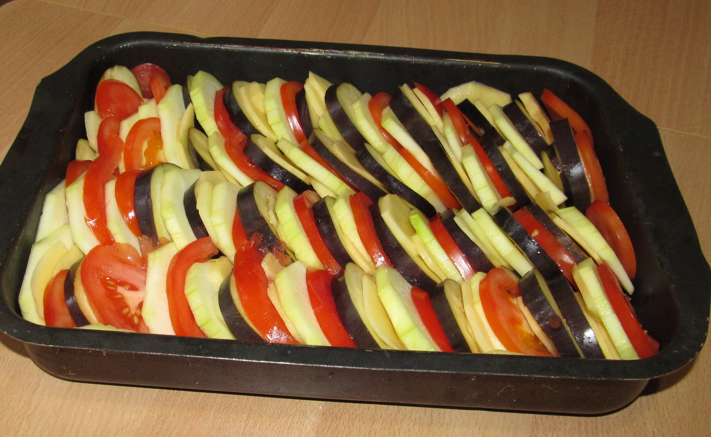 Баклажаны с овощами и сыром в духовке