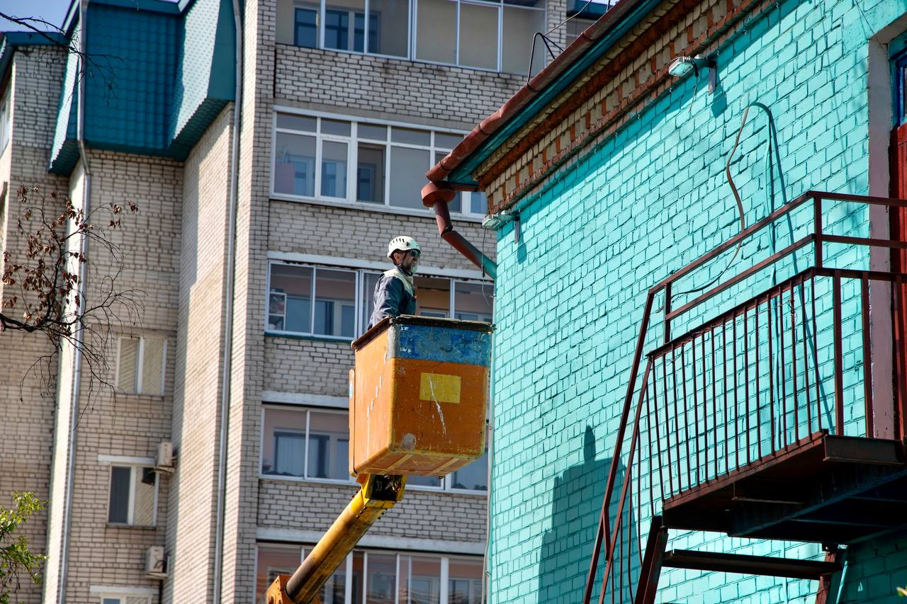 Подрядчик монтирует светильники на здании детского сада № 40. Фото: admblag.ru