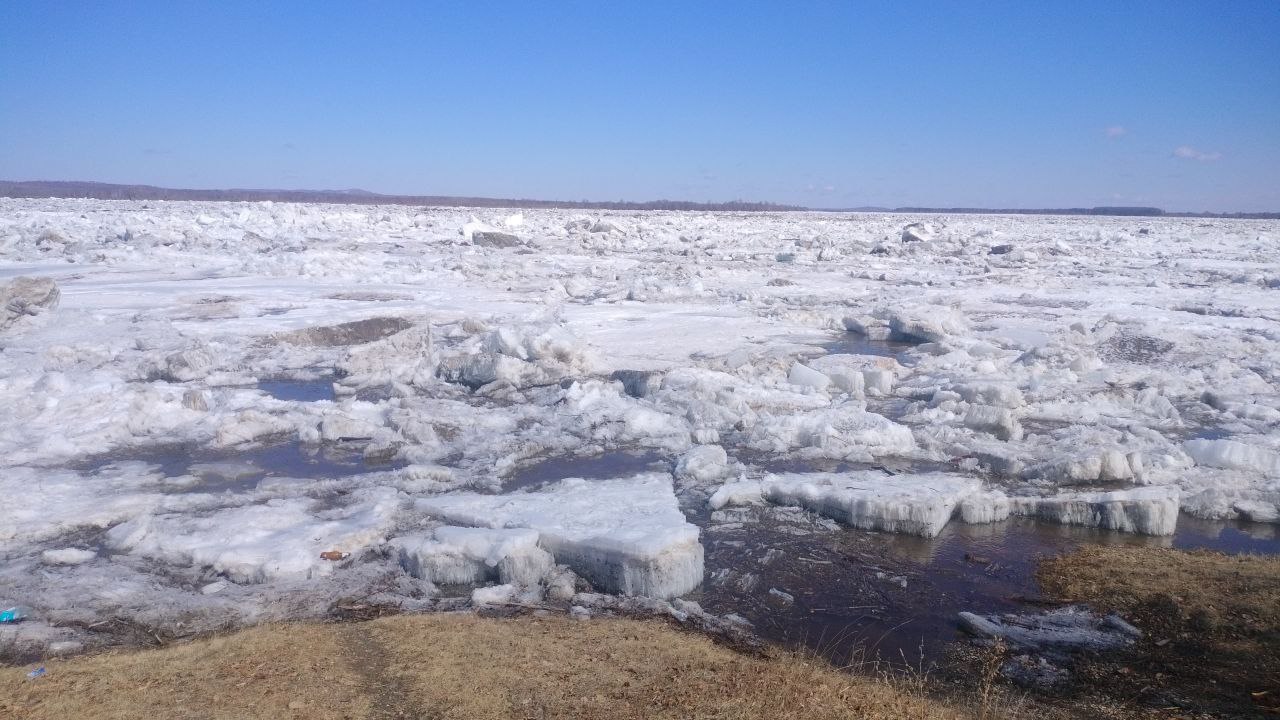 Затор льда на реке Зея в районе села Мазаново. Фото: t.me/PivenMP