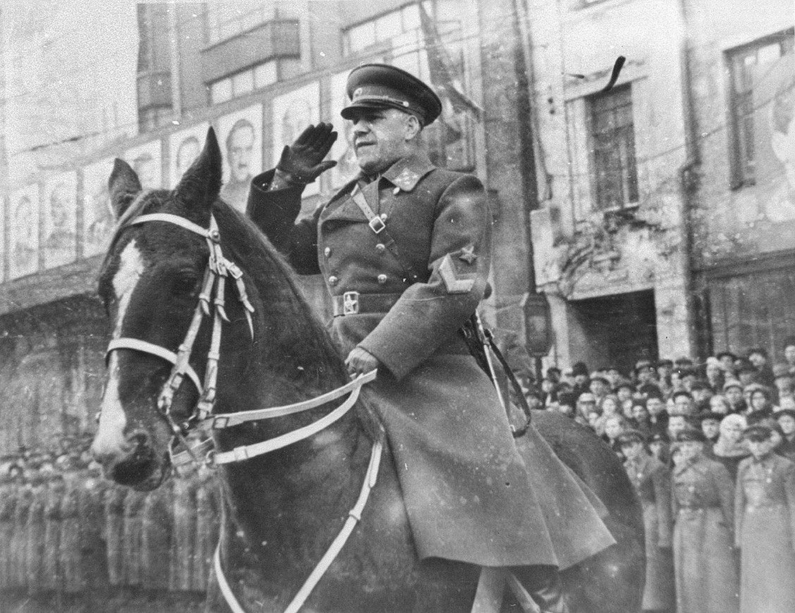 Фото жукова на параде победы 1945 на коне