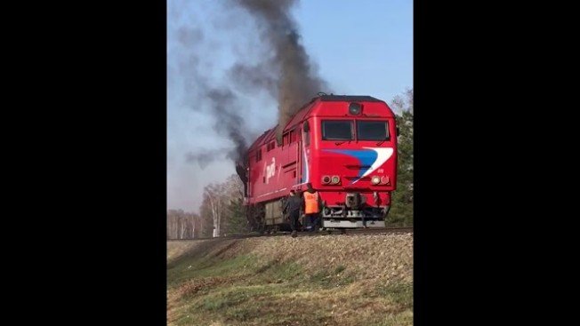 В Белогорском районе загорелся локомотив пассажирского поезда