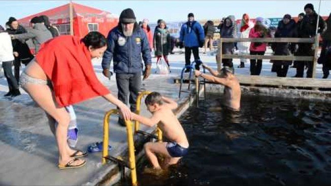 Крещение Господне в Благовещенске: амурчане окунаются в иордань на р. Зее