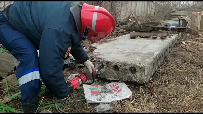 В Благовещенске спасатели помогли застрявшему щенку выбраться из отверстия в бетонной плите