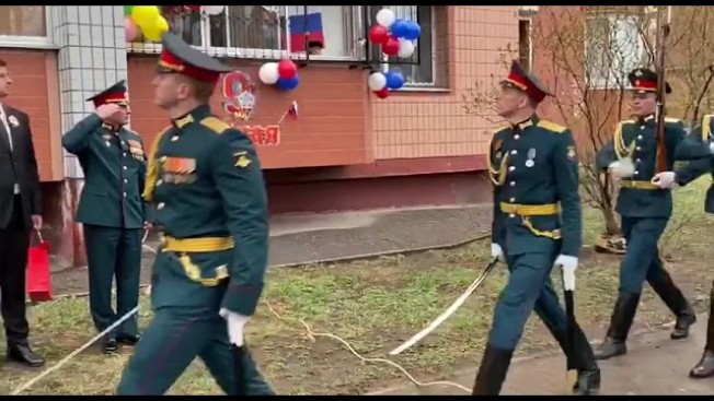 В Благовещенске провели мини-парад под окнами ветерана Алексея Лобачева