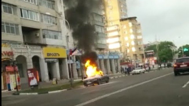 В Благовещенске горит иномарка