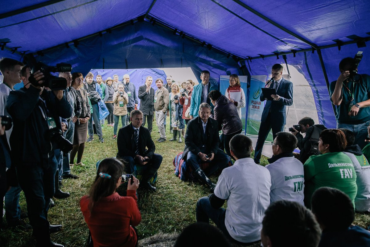 Соя на высшем уровне: министру Александру Ткачеву презентовали царицу амурских полей