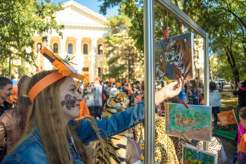 По набережной Благовещенска прошествовали несколько сотен «тигров»