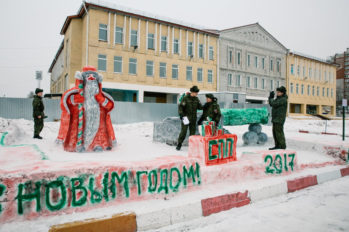 Курсанты ДВОКУ вырезали из снега Царь-пушку и танк «Армата» (фото)
