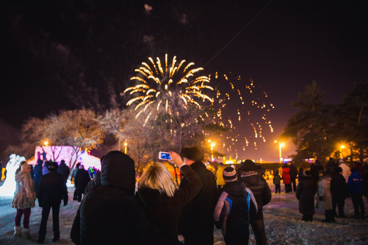 Благовещенск проводил 2016 год салютом
