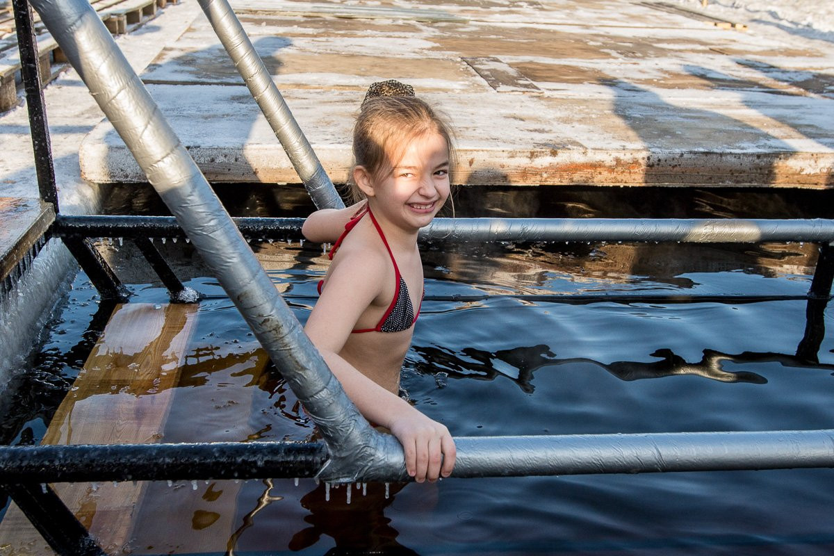 Благовещенцы встали в очередь за адреналином и святой водой. Крещенский фоторепортаж
