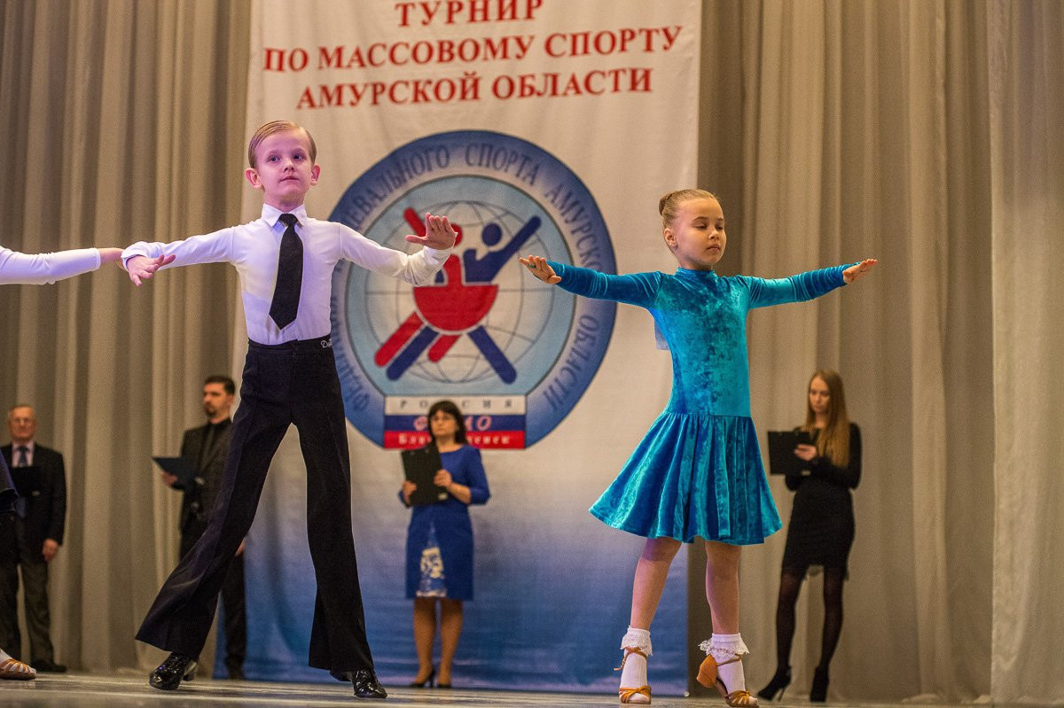 Вальс и румба на одной сцене: фоторепортаж со «Снежного бала»