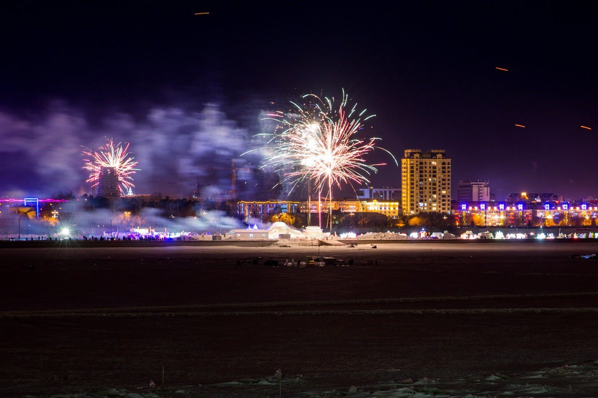 Небо в огне: в Хэйхэ отметили Праздник фонарей часовым салютом (фото)