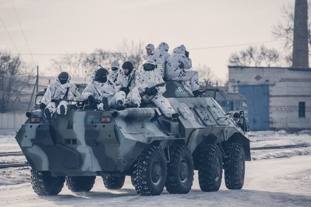 На железной дороге в Благовещенске спасли заложников и обезвредили бомбу: фоторепортаж с учений ФСБ