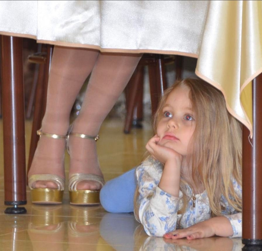 Инстаобзор АП: дочь мэра под столом и стойкие новогодние елки