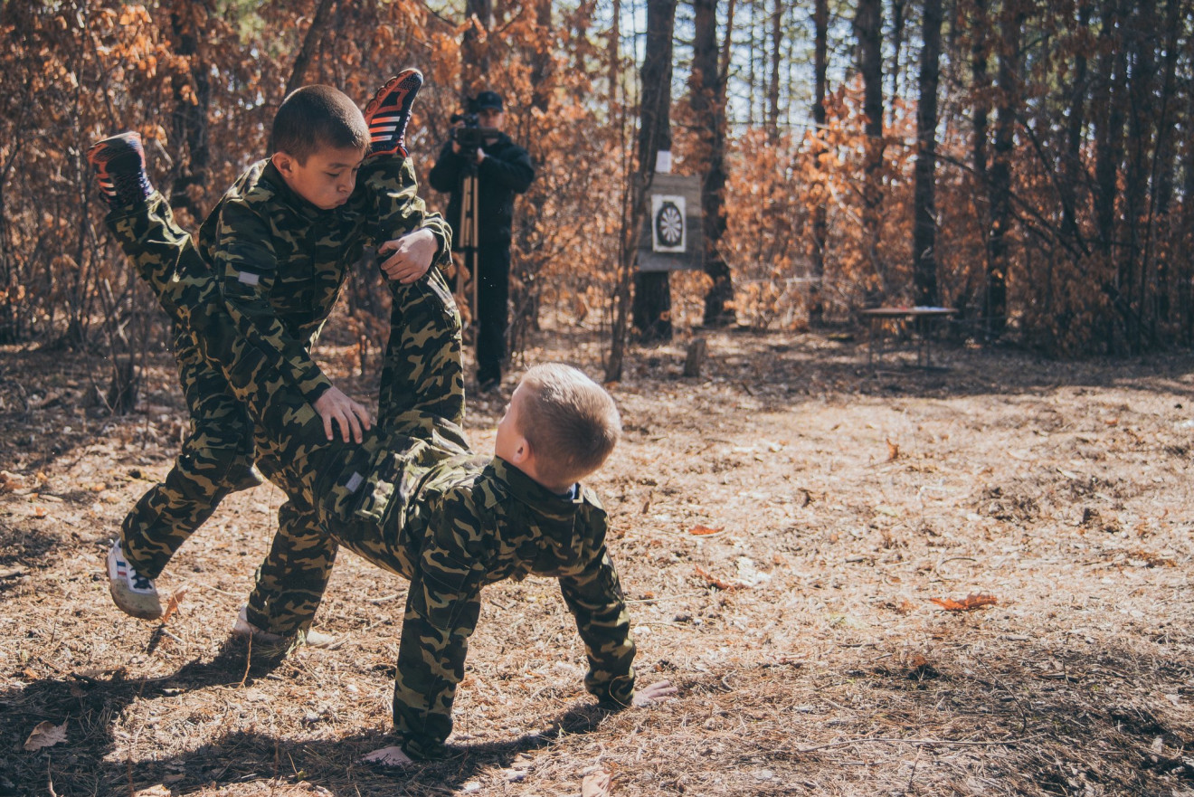 Ползком и врукопашную: школьники сошлись в пограничной «Зарнице». Фоторепортаж