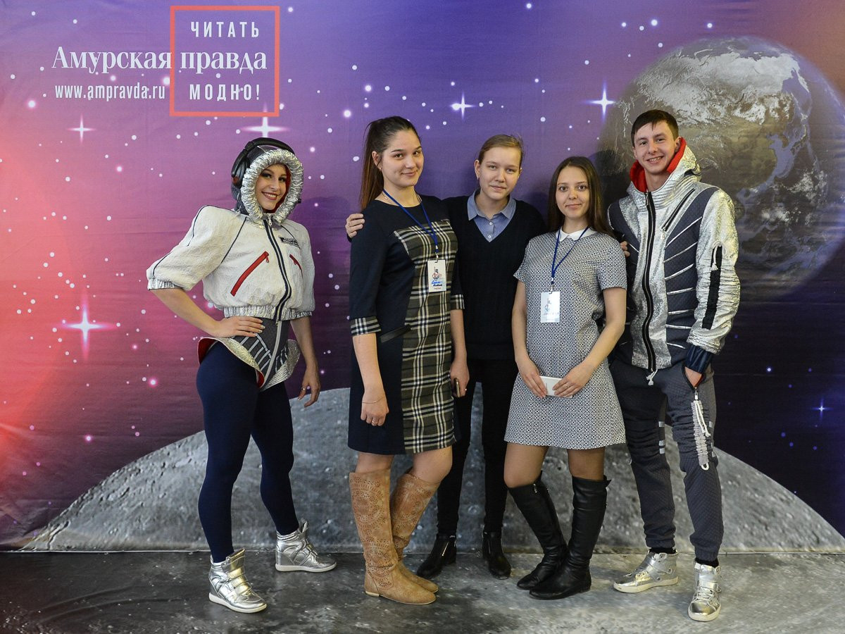 Три российских космонавта позировали на фоне Вселенной фотосалона «Амурской правды»