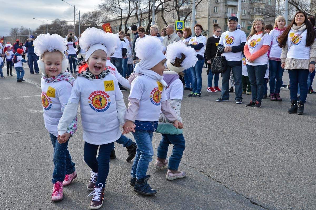 «Ровесники» устроили многотысячный флешмоб в Благовещенске