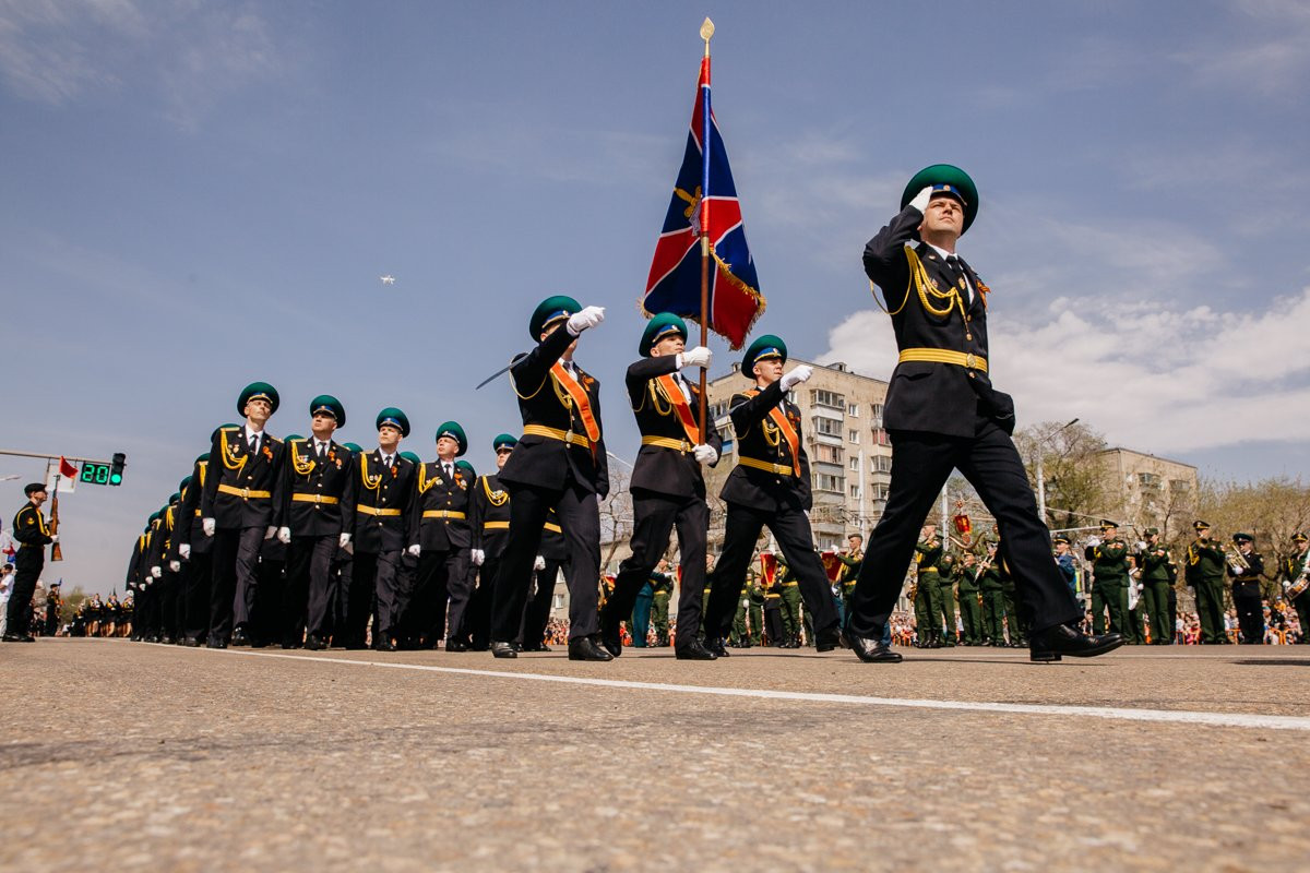 Две тысячи человек прошли парадом в Благовещенске
