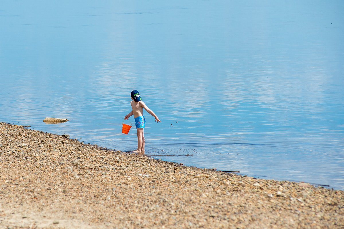 Благовещенцы спасаются от майской жары на пляже: фоторепортаж с Амура
